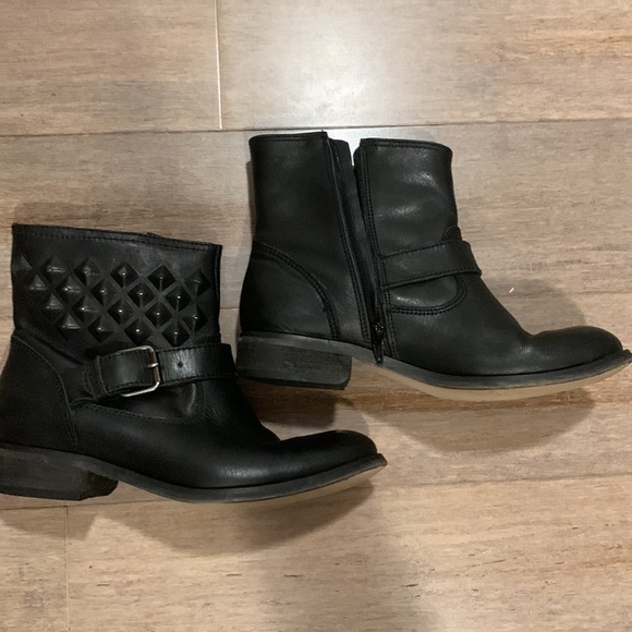 𝅺Shoestock ankle black leather boot with buckle and zipper  size 6 gently used. - Picture 6 of 15
